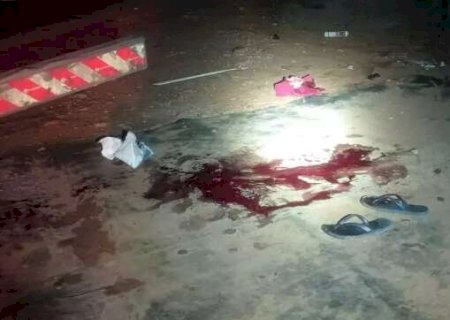 Homem esfaqueia esposa, quase atropela policiais e acaba preso