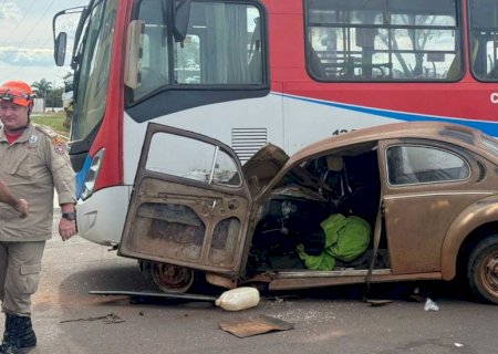 Motorista de Fusca que ficou destruído ao bater em ônibus na Guaicurus não tinha CNH
