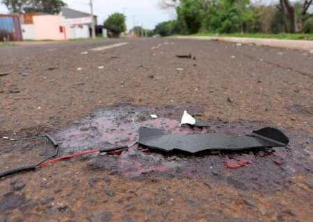 Motociclista invade contram&atilde;o, bate em carro e morre na Ernesto Geisel