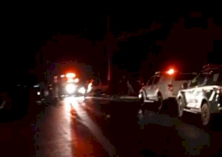 Casal morre ap&oacute;s motorista tentar desviar de buraco e atingir poste