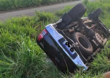 Sem motorista, Hilux &eacute; encontrada tombada em vala &agrave;s margens da rodovia