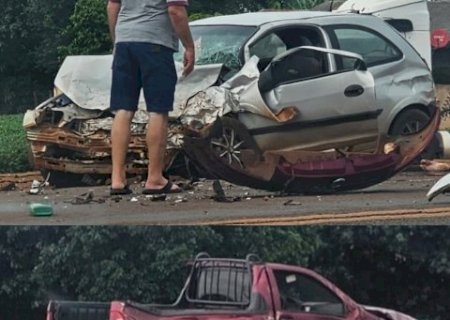 Carros ficam destru&iacute;dos e um &eacute; hospitalizado ap&oacute;s acidente na BR-163