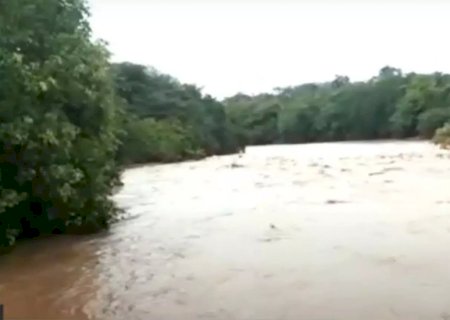 Amigos tentam atravessar rio até cachoeira e jovem acaba desaparecendo 