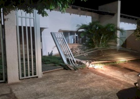 Bêbada, motorista atropela mulher e derruba portão de residência.