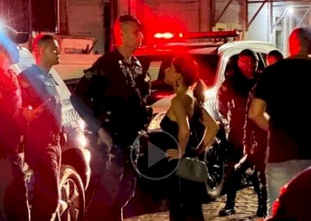 Deputada federal &lsquo;peita&rsquo; PMs em bar e diz que teve arma apontada para si