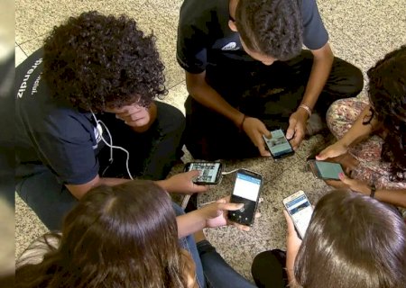 Riedel regulamenta proibição de celulares em escolas de Mato Grosso do Sul