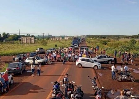 Moradores bloqueiam rodovia em trecho marcado por acidentes com mortes