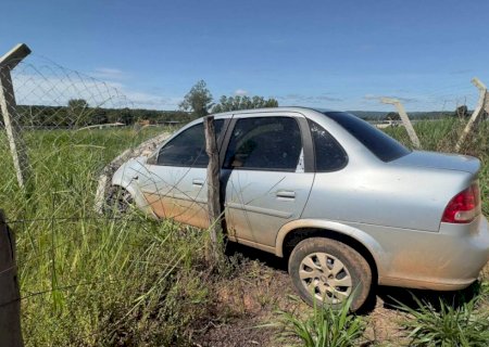 Embriagado, homem colide veículo em cerca de propriedade rural