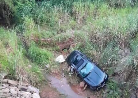 Moradora da Capital morre ap&oacute;s BMW aquaplanar e cair em c&oacute;rrego na MS-345