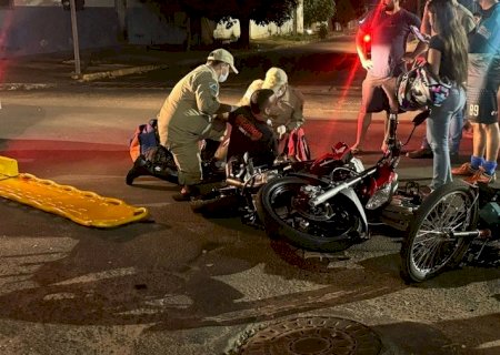 Motociclista fica ferido ao colidir com bicicleta elétrica em Nova Andradina