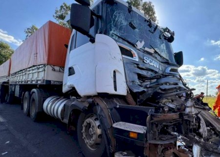 Colisão entre duas carretas Scania deixa motorista ferido na BR-376