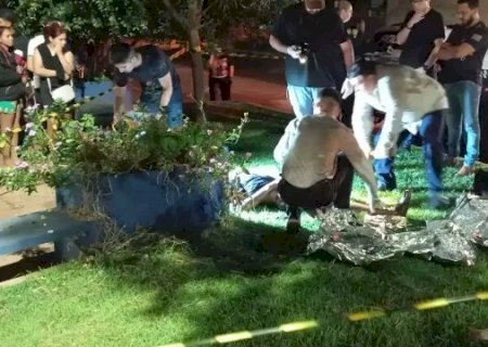 Mulher mata homem com facada no peito durante discuss&atilde;o em pra&ccedil;a