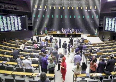 Projeto permite que deputados acumulem aposentadoria e sal&aacute;rio de mandato