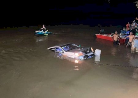 Caminhonete com carretinha cai no Rio Taquari em Coxim