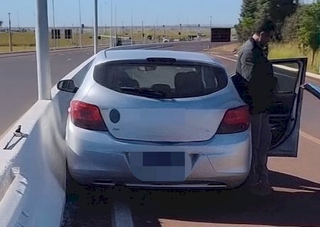Mulher morre ao volante e carro colide contra mureta na avenida Guaicurus