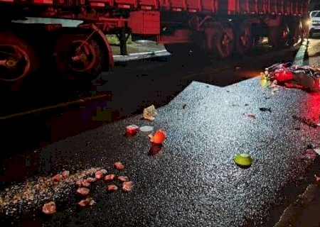 Motociclista de 29 anos morre ao bater em traseira de carreta estacionada