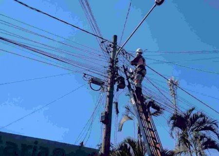Com 13 empresas multadas, Dourados intensifica remoção de fios de telelefonia em postes