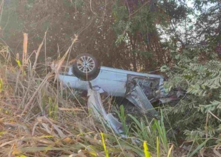 Veículo capota após perder o controle na rodovia MS-276