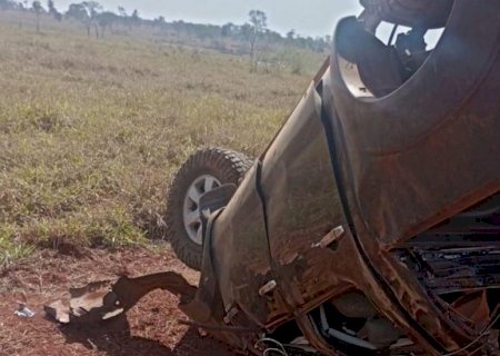 Ao tentar ultrapassagem motorista bate caminhonete em carreta na MS-276