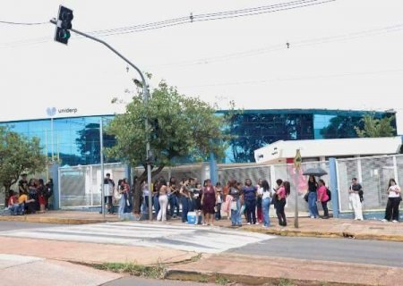 Com medo do atraso, candidatos chegam at&eacute; 3 horas antes no 2&ordm; dia do Enem
