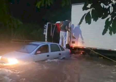 Temporal provoca alagamentos em Nova Andradina e grande volume de chuva em Batayporã