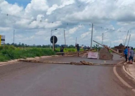 Ind&iacute;genas mant&ecirc;m bloqueio em rodovia pelo segundo dia seguido
