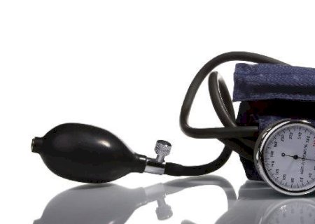 Medir a pressão em casa: um gesto simples que salva vidas | Letra de Médico