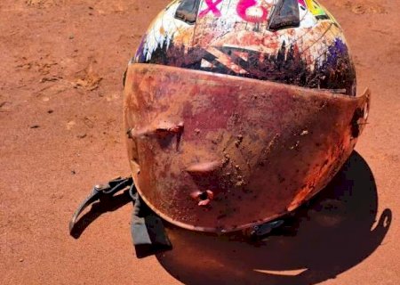 Capacete com marcas de tiros e sangue exp&otilde;e brutalidade de execu&ccedil;&atilde;o de jovem