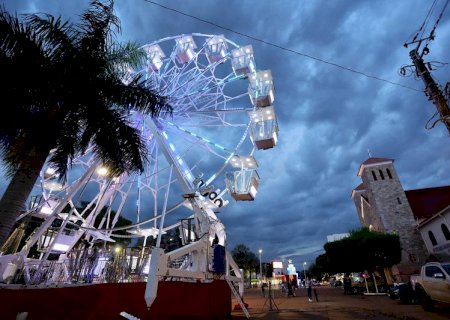 Natal Encantado ganha roda gigante de 26 metros e famílias aprovam a atração