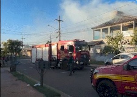 Sob risco de desmoronamento, fam&iacute;lia tem de sair ap&oacute;s filho colocar fogo em casa