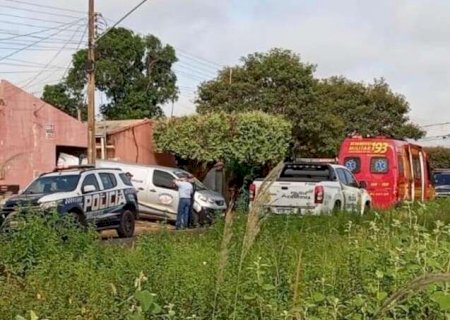 Moradores veem port&atilde;o aberto e encontram vizinho morto