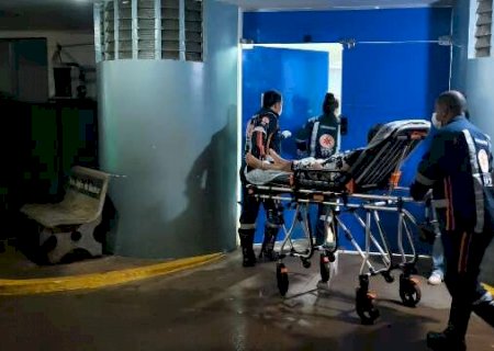 &Aacute;rvore cai sobre motociclista e mulher &eacute; atingida por raio durante temporal