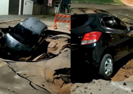 Cratera engole carro em rua de Coxim após fortes chuvas | G1