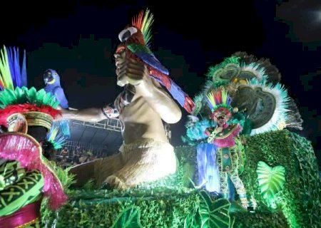 Primeira noite de desfile mistura homenagem, resist&ecirc;ncia e fantasia