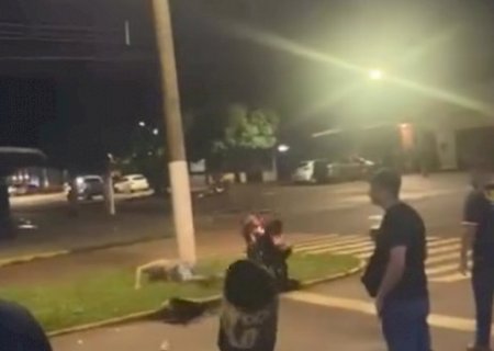 Seguran&ccedil;a arremessa tambor de lixo contra motociclista; veja o v&iacute;deo