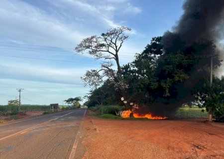 Incêndio destrói barraco às margens da MS-473 e assusta motoristas na região de Nova Andradina