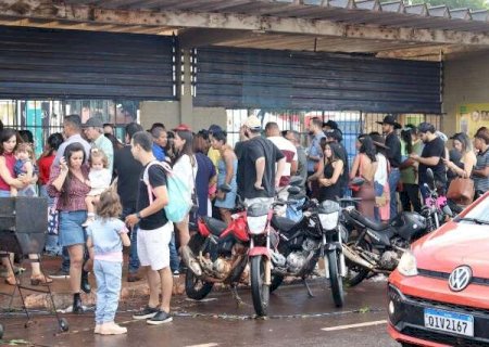 Temporal derruba estandes, cabos de energia e cancela shows na Expogrande