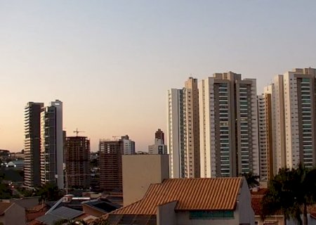 Segunda-feira ter&aacute; Sol, ventos fortes e chance de chuva em parte de MS