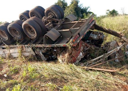 Caminhão carregado de ferro-velho tomba na MS-276 entre Batayporã e Anaurilândia