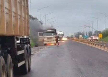Superaquecimento de pneu provoca inc&ecirc;ndio em carreta na BR-376