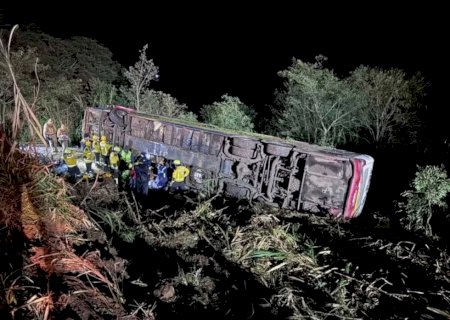 Ônibus com equipe de dança do Paraguai cai em ribanceira em SC, deixando 3 mortos e 40 feridos