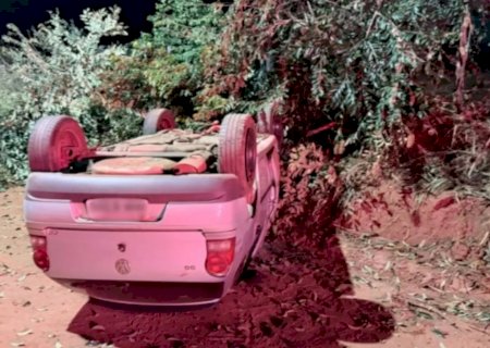 Adolescente capota carro e deixa amigos feridos durante carona