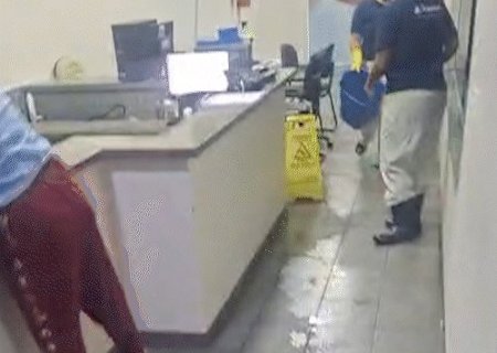 Teto da Maternidade C&acirc;ndido Mariano vira chafariz e inunda recep&ccedil;&atilde;o