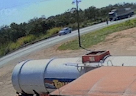 Carreta com algod&atilde;o tomba na BR-163 pr&oacute;ximo ao Jardim Noroeste