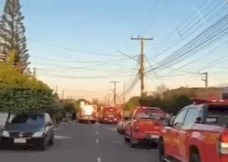 Explos&atilde;o assusta moradores durante inc&ecirc;ndio em dep&oacute;sito de reciclagem