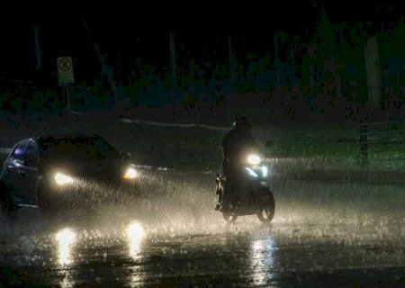 Frente fria chega com temporal e ventos de at&eacute; 70 km/h em Campo Grande