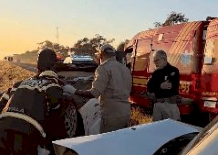 Colis&atilde;o entre ve&iacute;culos oficiais deixa carro capotado em rodovia
