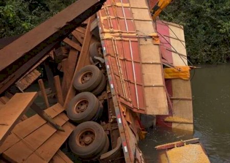 Carreta cai em rio ap&oacute;s ponte de madeira ceder em Sidrol&acirc;ndia