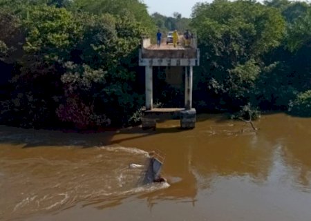 Ponte desmorona no Pantanal, caminhão cai em rio e uma pessoa morre