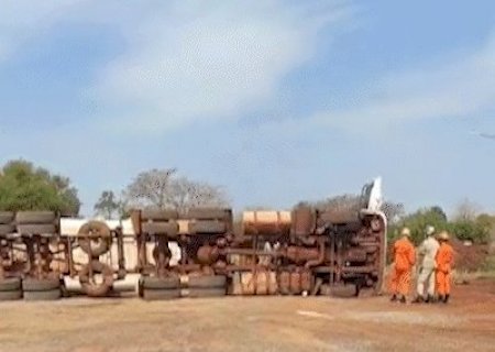 Vento forte tomba carreta que descarregava pedra para obra de asfalto